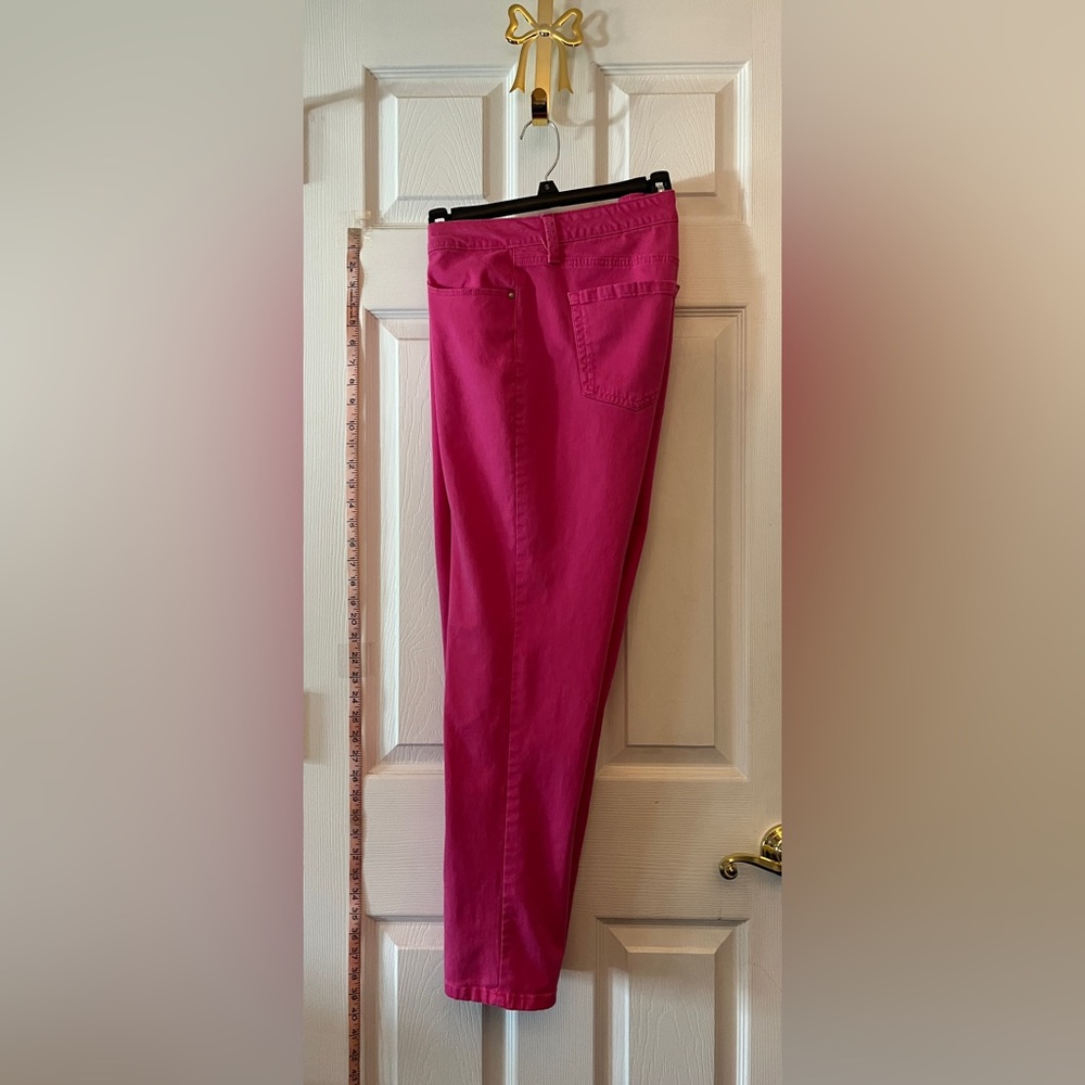 EUC-Women’s Chart Club Bristol Skinny Ankle Pant
Color: Hot Pink